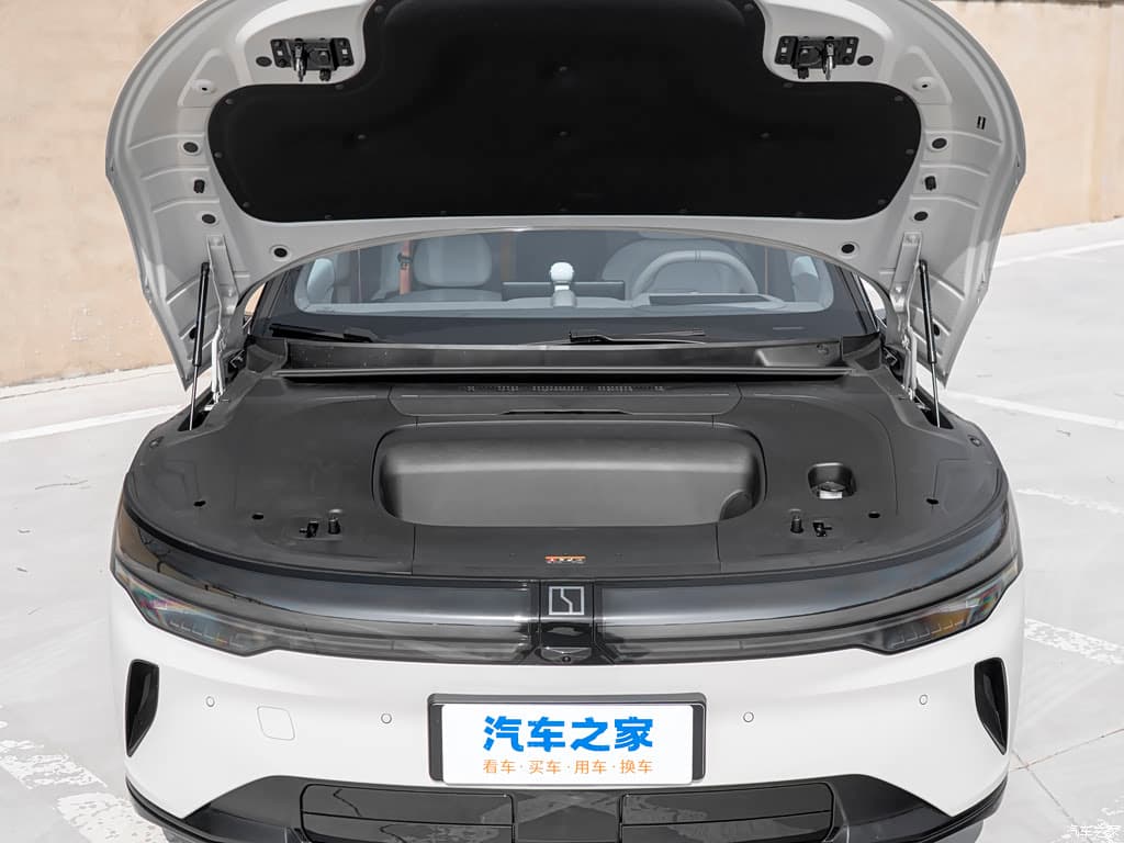 Zeekr 007 battery sizes and published range — Zeekr 007 matrix LED lighting detail